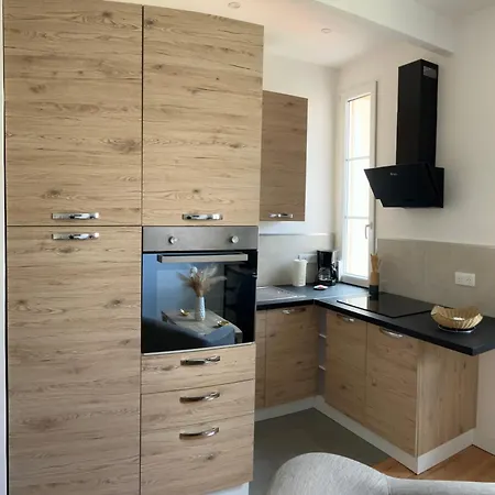 T2 - A Deux Pas De La *